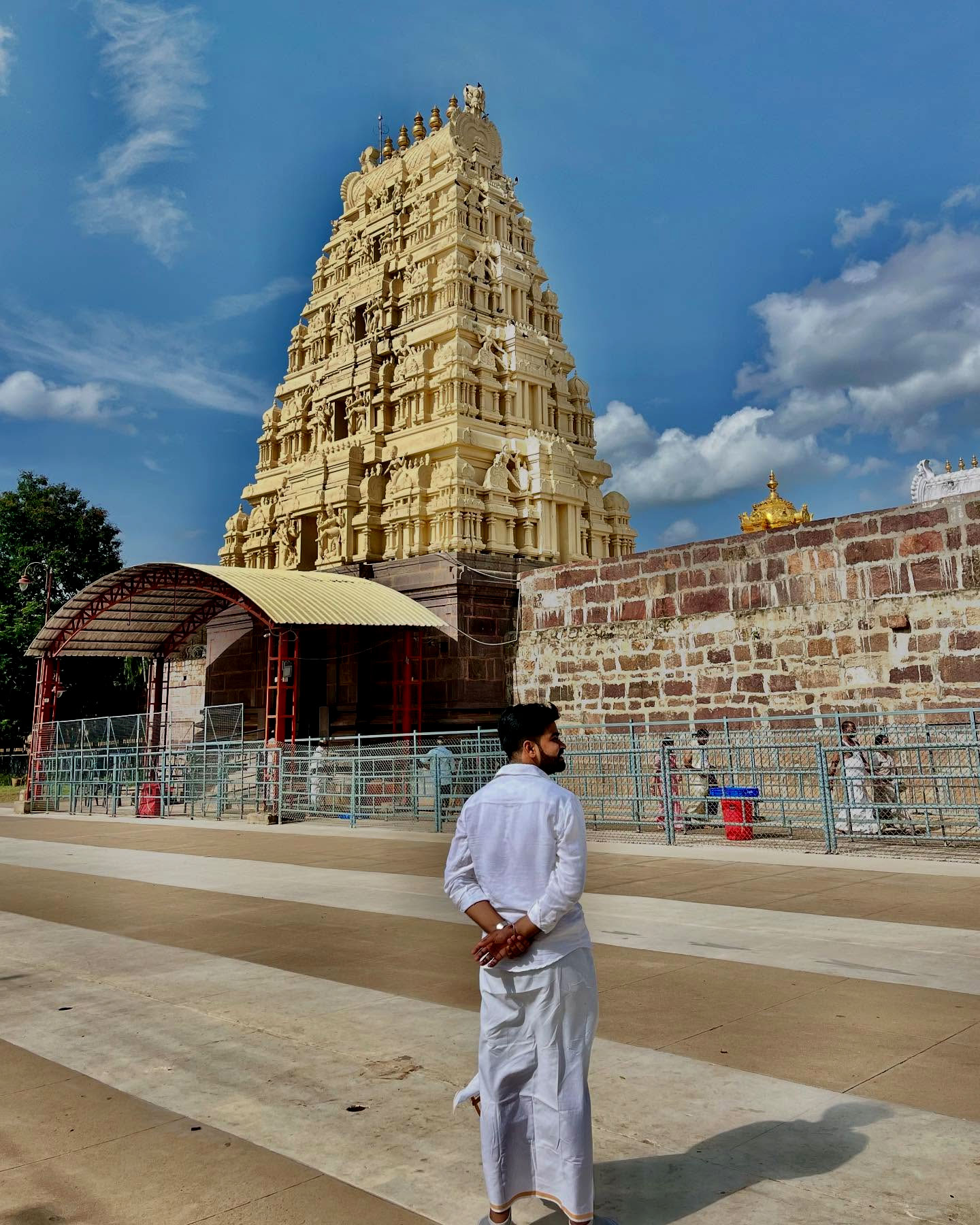 Devotees offering prayers at Mallikarjuna Jyotirlinga Temple in Srisailam, Andhra Pradesh